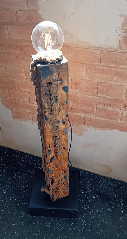 Drewniana lampa stojąca - obrazek 3