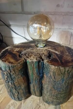 Lampa stołowa z kawałka pnia