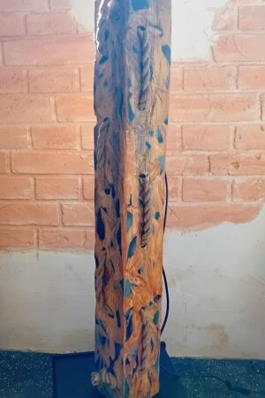 Drewniana lampa stojąca