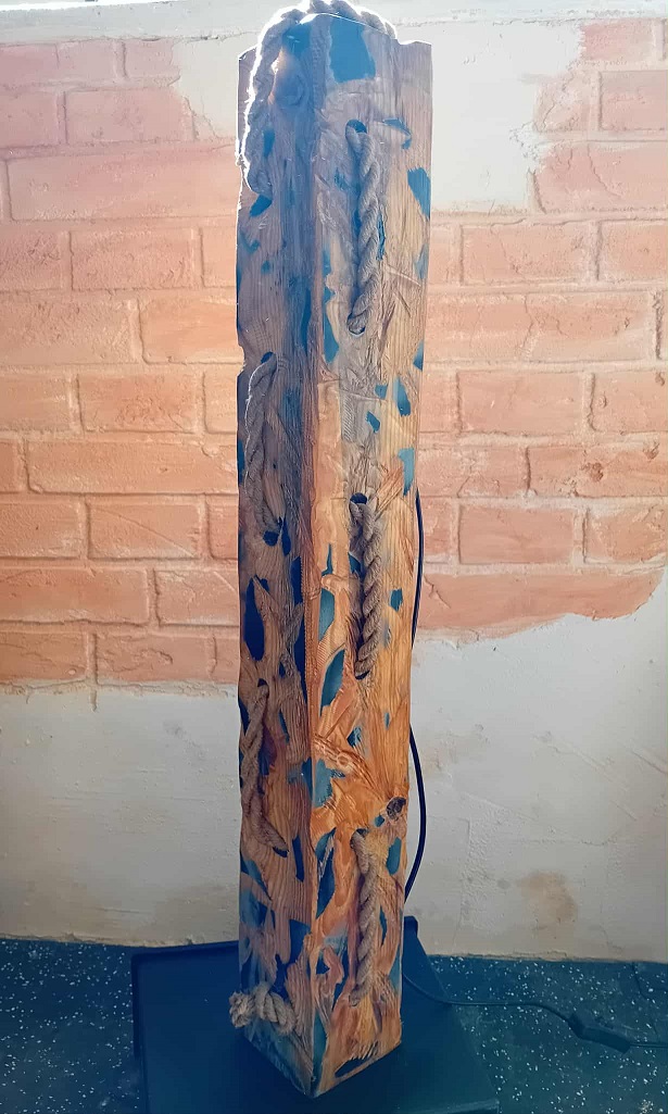 Drewniana lampa stojąca